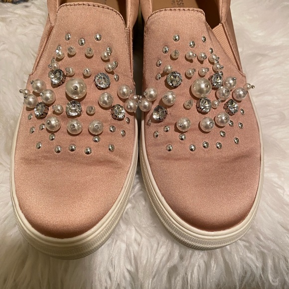 Bedazzled mauve colored shoes - Picture 2 of 5